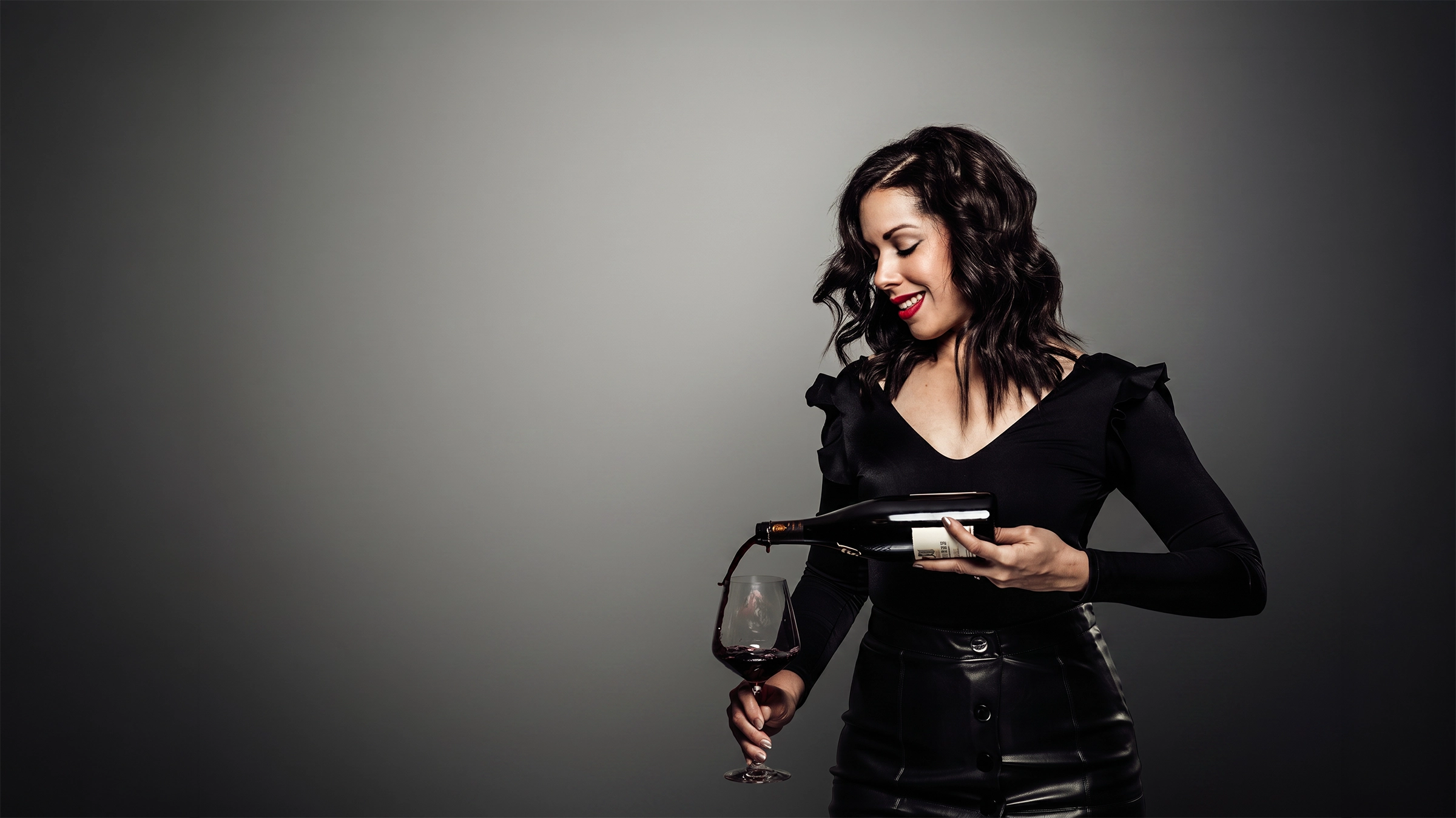 Melissa Del Campo pouring red wine for a private wine tasting experience in Central Florida
